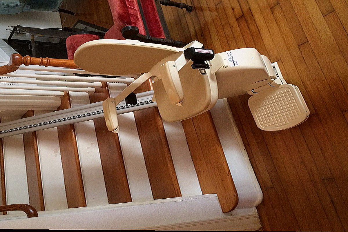 Monte escalier Beaune — photo installation