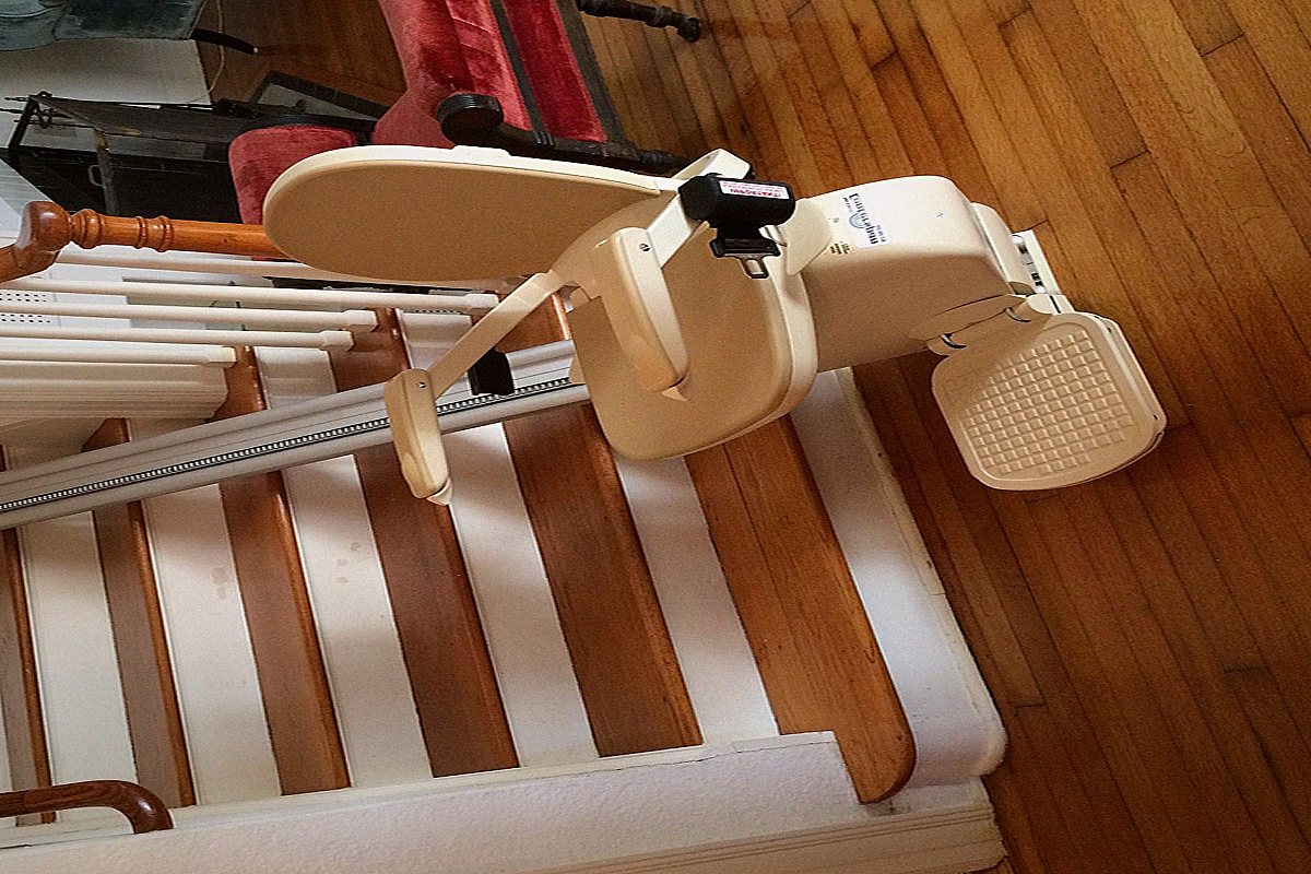 Monte escalier Doubs — photo installation